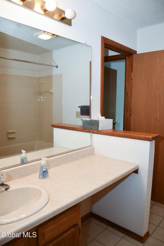 22 Generals Way, Halfmoon, NY 12065