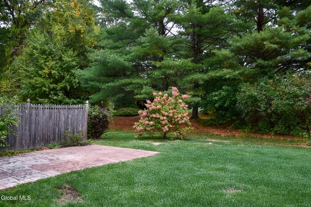 22 Generals Way, Halfmoon, NY 12065