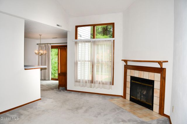 22 Generals Way, Halfmoon, NY 12065