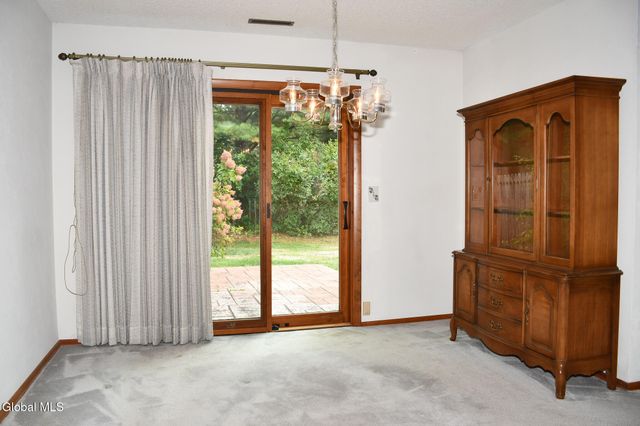 22 Generals Way, Halfmoon, NY 12065