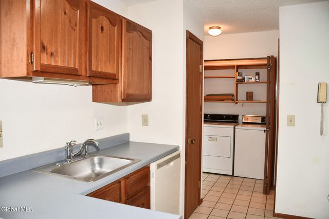 22 Generals Way, Halfmoon, NY 12065