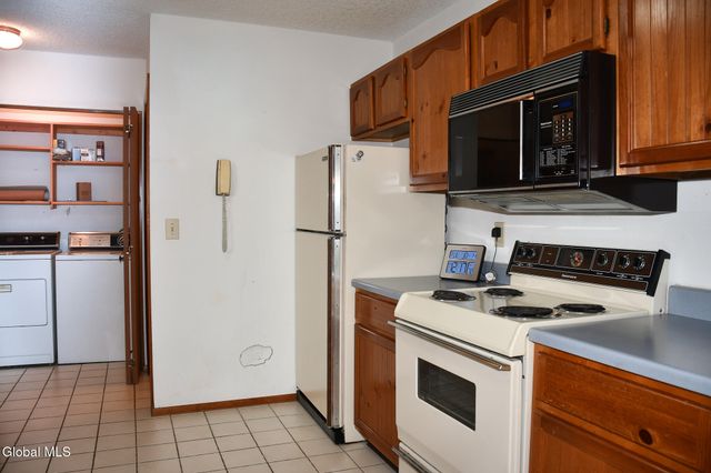 22 Generals Way, Halfmoon, NY 12065