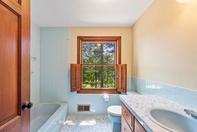 9 Laurel Ln, Princeton, MA 01541