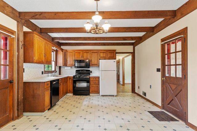 9 Laurel Ln, Princeton, MA 01541