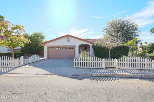 2101 E REDFIELD Road, Phoenix, AZ 85022
