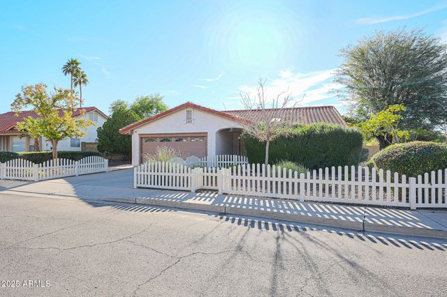 2101 E REDFIELD Road, Phoenix, AZ 85022