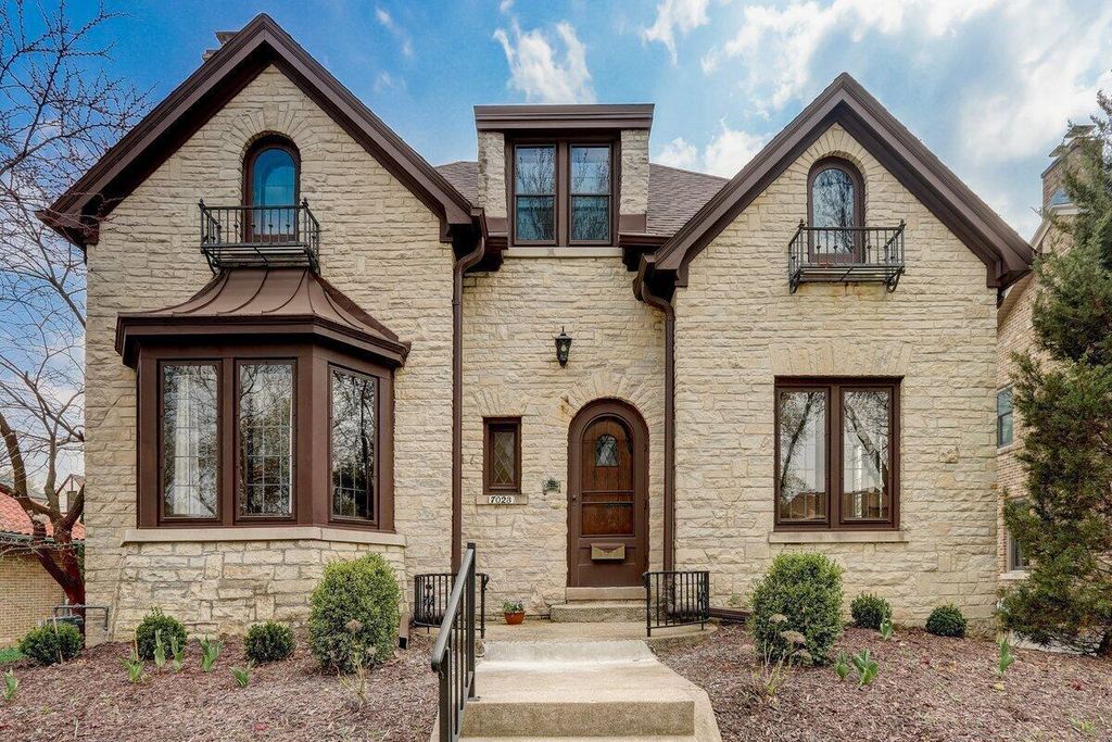 7023 Grand PARKWAY, Wauwatosa, WI 53213