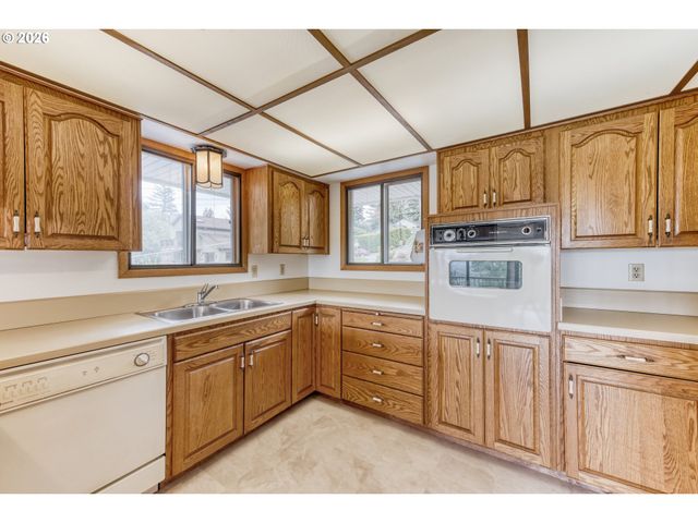 7040 Sw 2ND Ave, Portland, OR 97219