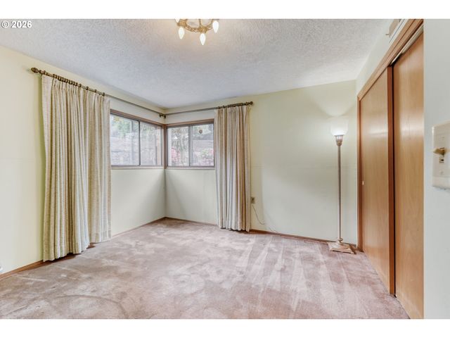 7040 Sw 2ND Ave, Portland, OR 97219