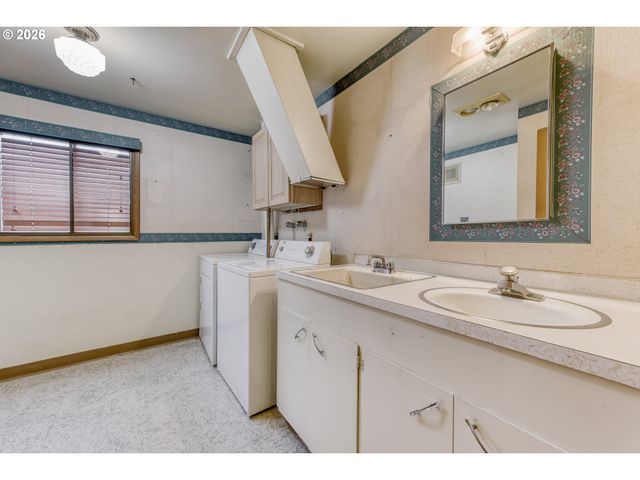 7040 Sw 2ND Ave, Portland, OR 97219