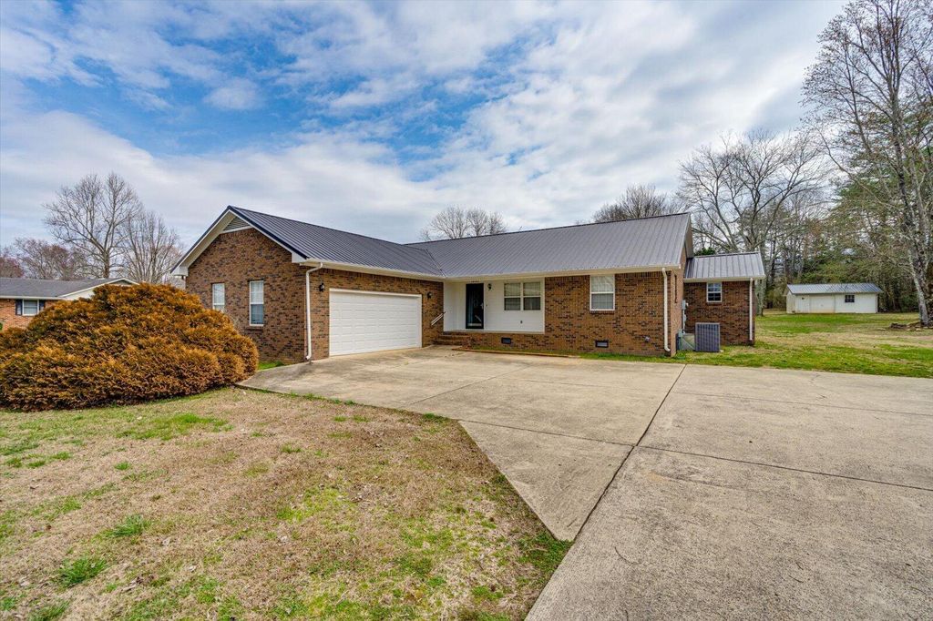 1895 Shellmound Road, Jasper, TN 37347