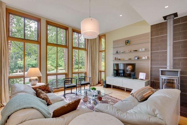 23 Bedford Rd, Lincoln, MA 01773