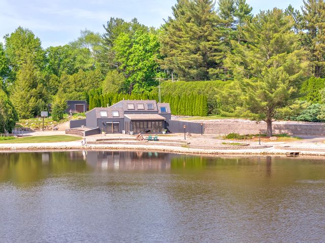 10 S Vine Drive, Hebron, IN 46341