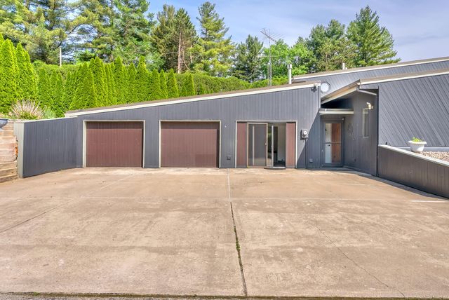10 S Vine Drive, Hebron, IN 46341