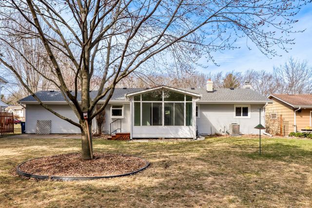 2974 Howard Street N, Maplewood, MN 55109