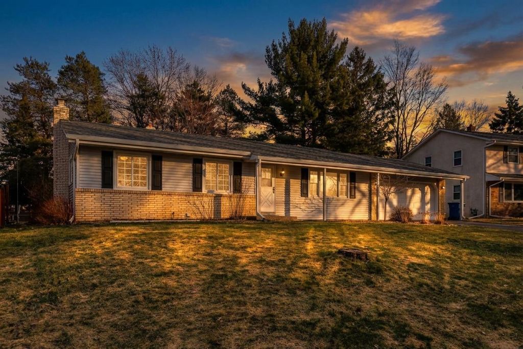 2974 Howard Street N, Maplewood, MN 55109