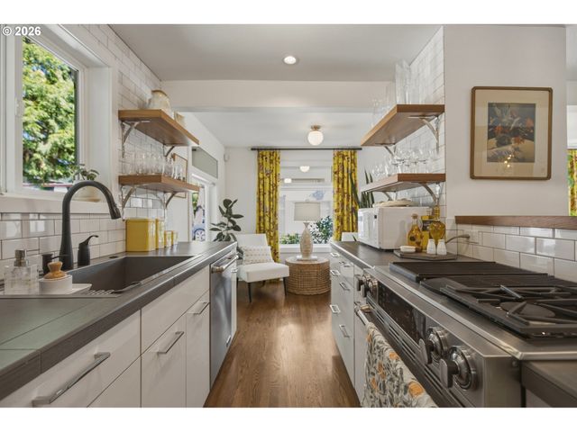 4428 SUNSET Dr, Lake Oswego, OR 97035