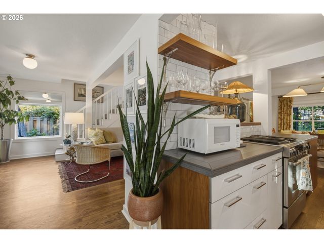 4428 SUNSET Dr, Lake Oswego, OR 97035