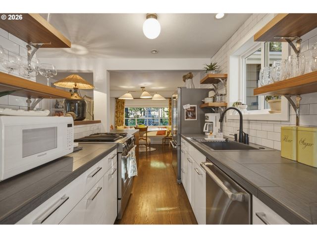4428 SUNSET Dr, Lake Oswego, OR 97035