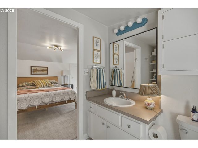 4428 SUNSET Dr, Lake Oswego, OR 97035