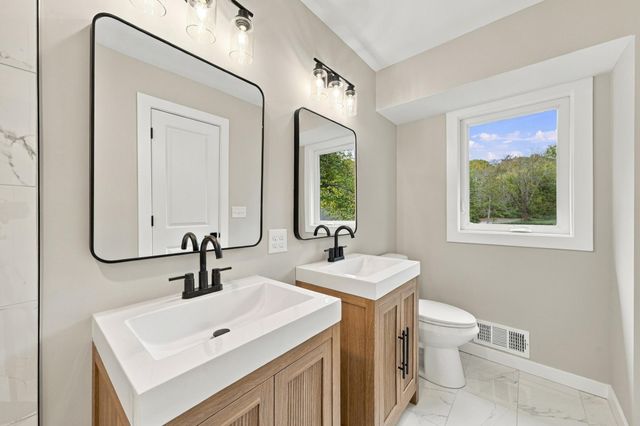 16724 Blenheim Way, Minnetonka, MN 55345