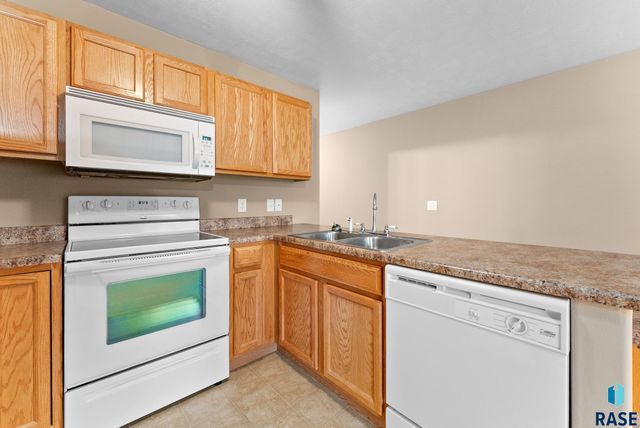 6611 S Santa Rosa Pl Place, Sioux Falls, SD 57108