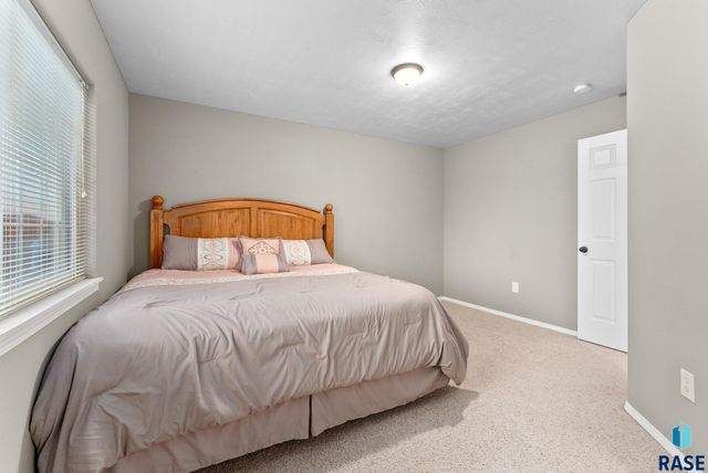 6611 S Santa Rosa Pl Place, Sioux Falls, SD 57108