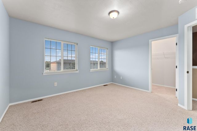 6611 S Santa Rosa Pl Place, Sioux Falls, SD 57108