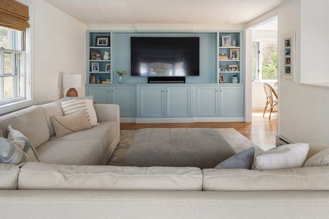 39 River Glen Rd, Wellesley, MA 02481