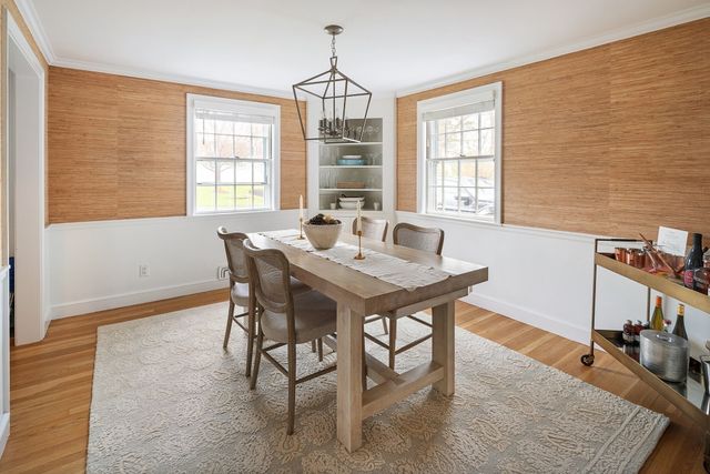 39 River Glen Rd, Wellesley, MA 02481