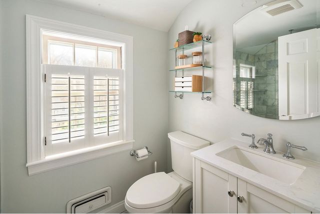 39 River Glen Rd, Wellesley, MA 02481