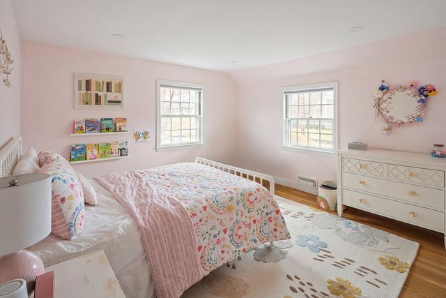 39 River Glen Rd, Wellesley, MA 02481