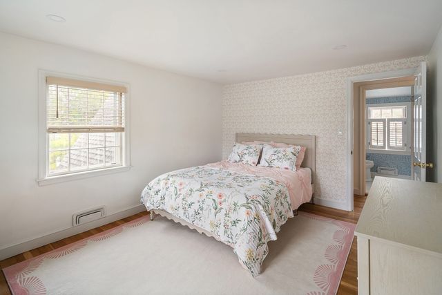 39 River Glen Rd, Wellesley, MA 02481
