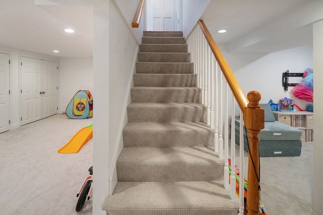 39 River Glen Rd, Wellesley, MA 02481