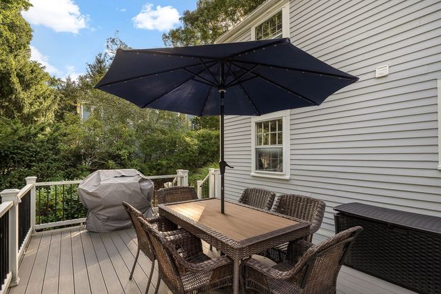 39 River Glen Rd, Wellesley, MA 02481