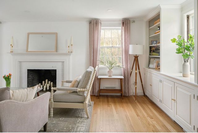 39 River Glen Rd, Wellesley, MA 02481
