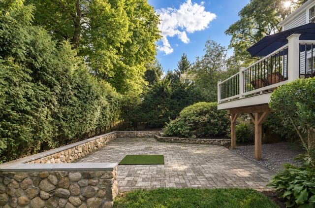 39 River Glen Rd, Wellesley, MA 02481