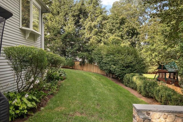 39 River Glen Rd, Wellesley, MA 02481