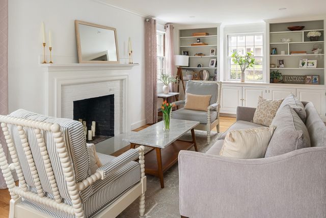 39 River Glen Rd, Wellesley, MA 02481