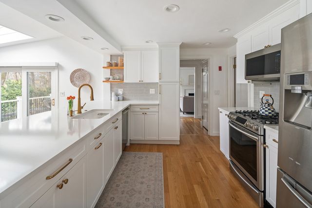 39 River Glen Rd, Wellesley, MA 02481