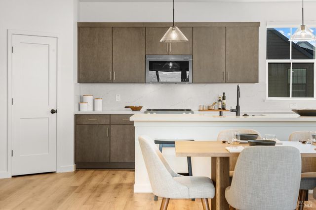 1464 Waterside Ln, Rohnert Park, CA 94928