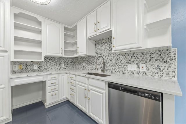 2118 Creekshire Drive, Sugar Land, TX 77478