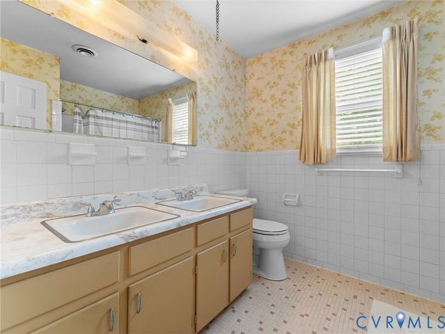 41 Goodward Rd, North Chesterfield, VA 23236