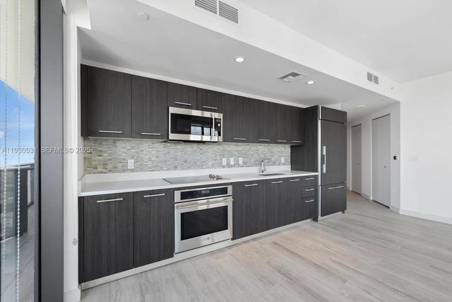 55 SW 9th St 3806, Miami, FL 33130