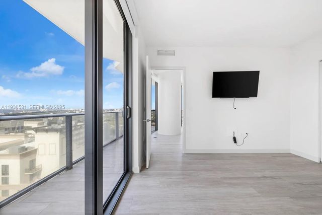 55 SW 9th St 3806, Miami, FL 33130