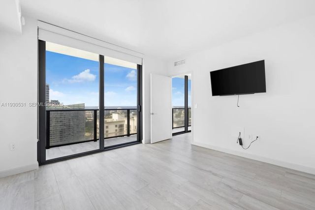 55 SW 9th St 3806, Miami, FL 33130