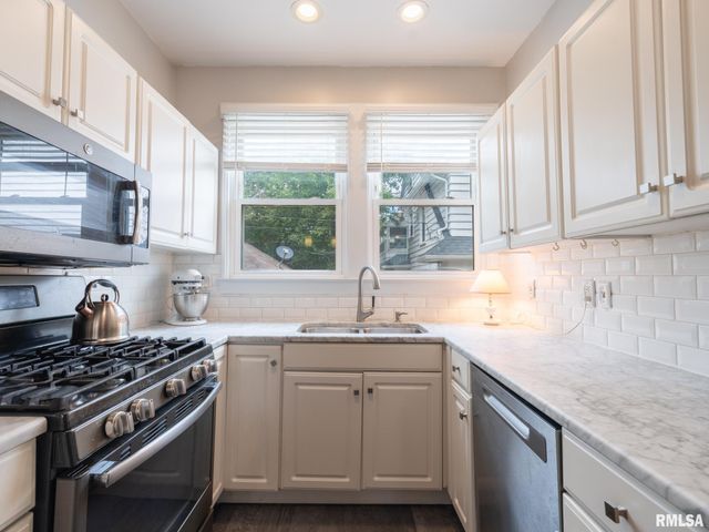 1217 N ELMWOOD Avenue, Peoria, IL 61606