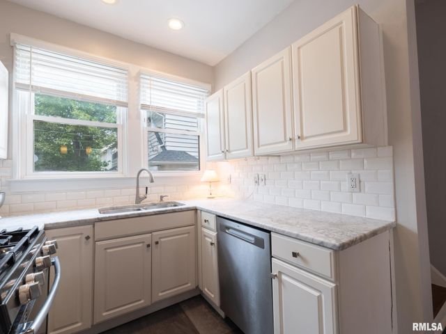 1217 N ELMWOOD Avenue, Peoria, IL 61606