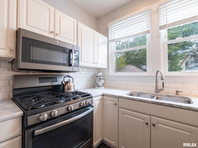 1217 N ELMWOOD Avenue, Peoria, IL 61606