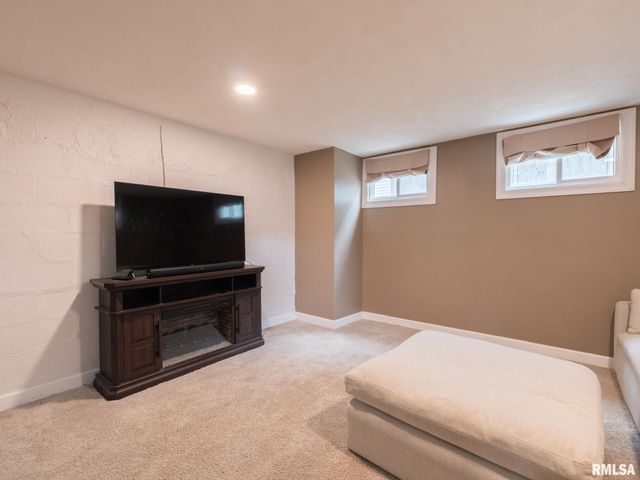 1217 N ELMWOOD Avenue, Peoria, IL 61606